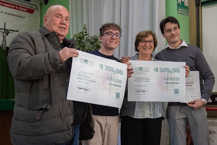 Stefano Ferrero e Lorenzo Furlano Grapoli dell'IIS Bodoni Paravia di Torino, vincitori della XXIV edizione del Premio Massimo Dradi. / Foto di Cristian Fasani dell'IIS Caterina da Siena