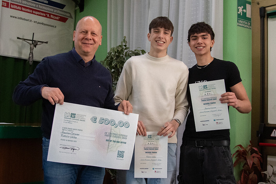 Massimo Carmone e Federico Salina dell'Istituto Pavoniano Artigianelli di Milano, secondi classificati della XXIV edizione del Premio Massimo Dradi. / Foto di Cristian Fasani dell'IIS Caterina da Siena